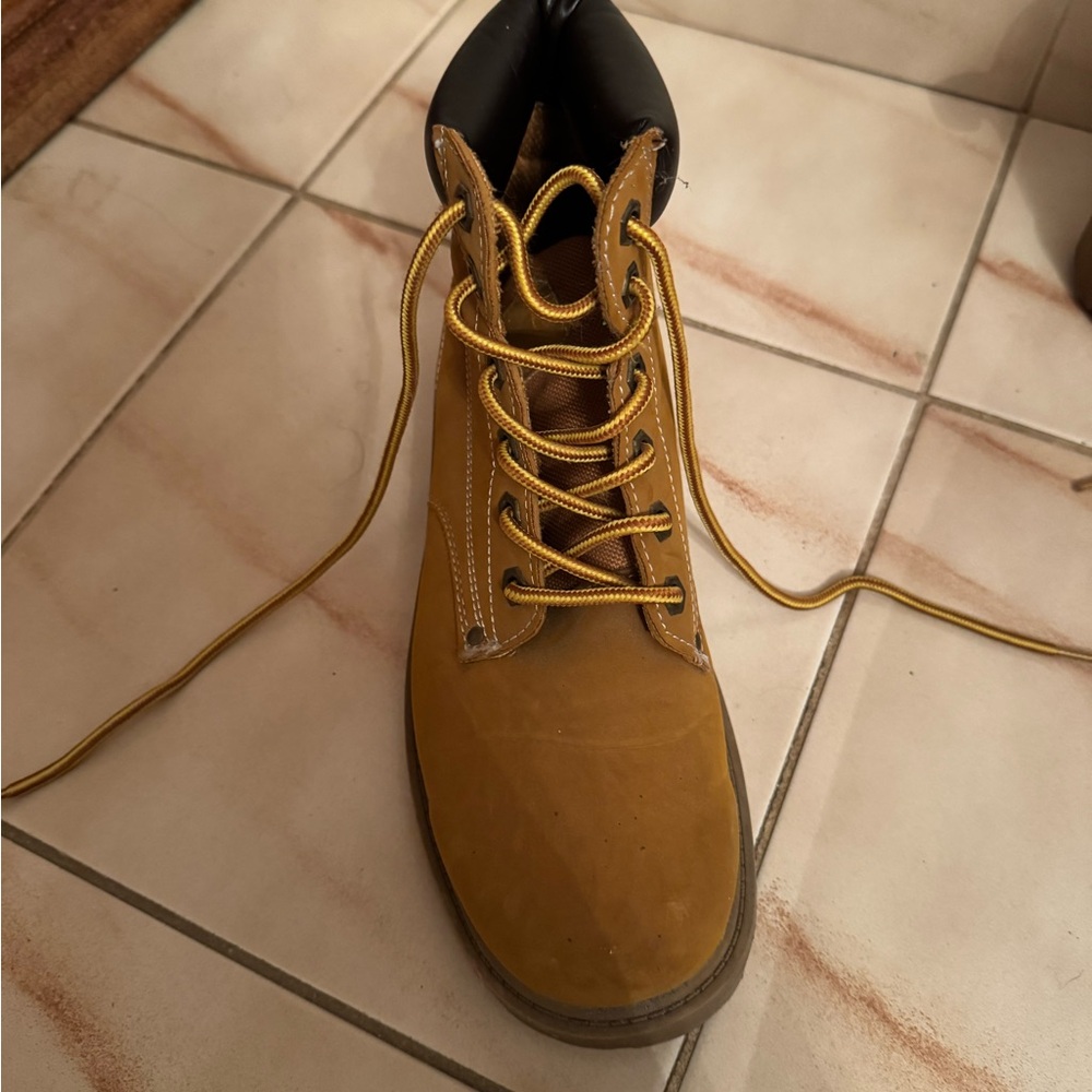 Women boots barely worn